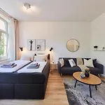 Studio3 Zentral Und Ruhig Mit Parkplatz, 5 Min Z Bali-t Und Gop, Boxspringbett Apartamento *