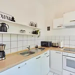 Studio3 Zentral Und Ruhig Mit Parkplatz, 5 Min Z Bali-t Und Gop, Boxspringbett *