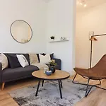 Studio3 Zentral Und Ruhig Mit Parkplatz, 5 Min Z Bali-t Und Gop, Boxspringbett