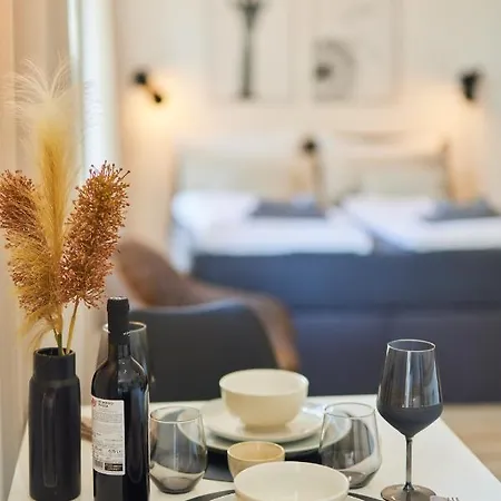 Studio3 Zentral Und Ruhig Mit Parkplatz, 5 Min Z Bali-t Und Gop, Boxspringbett Apartmán