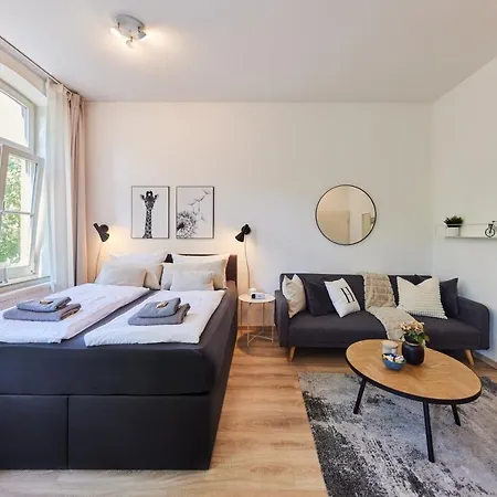 Studio3 Zentral Und Ruhig Mit Parkplatz, 5 Min Z Bali-t Und Gop, Boxspringbett Apartmán *