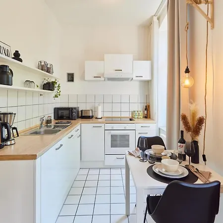 Studio3 Zentral Und Ruhig Mit Parkplatz, 5 Min Z Bali-t Und Gop, Boxspringbett *