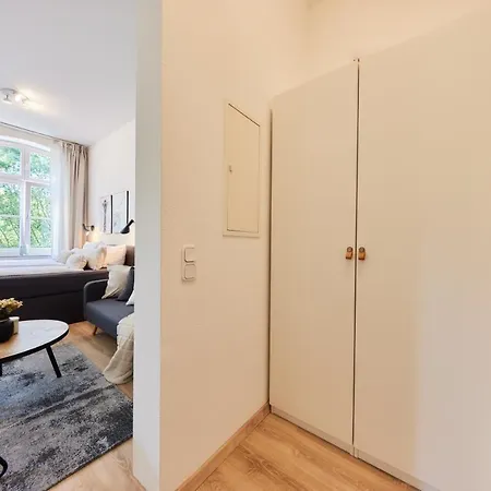 Studio3 Zentral Und Ruhig Mit Parkplatz, 5 Min Z Bali-t Und Gop, Boxspringbett