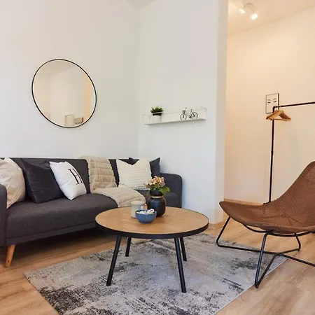 Studio3 Zentral Und Ruhig Mit Parkplatz, 5 Min Z Bali-t Und Gop, Boxspringbett