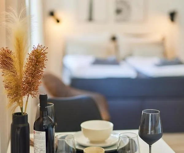 Studio3 Zentral Und Ruhig Mit Parkplatz, 5 Min Z Bali-t Und Gop, Boxspringbett Appartement