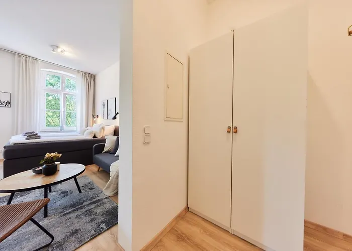 Studio3 Zentral Und Ruhig Mit Parkplatz, 5 Min Z Bali-t Und Gop, Boxspringbett